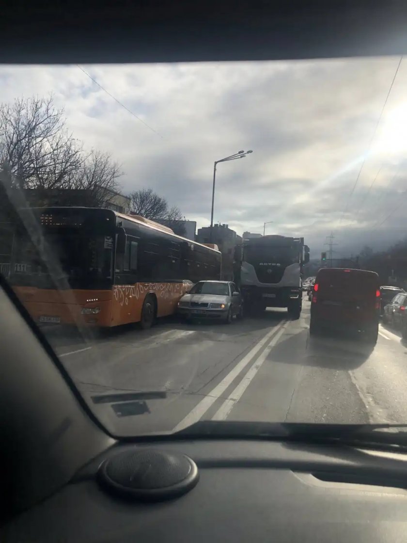 BMW стана на сандвич между автобус и камион 