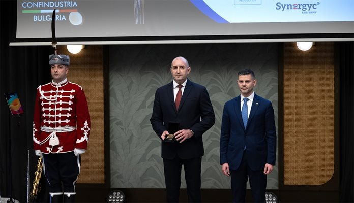 Радев връчи Почетния знак на президента на бизнесмена Роберто Санторели 