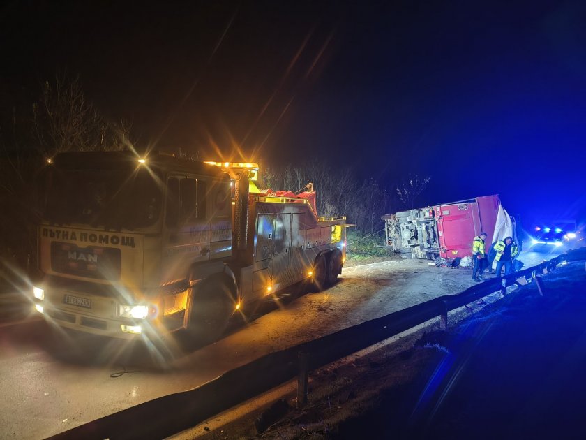 Тир с ремарке се преобърнал край град Дебелец в Прохода