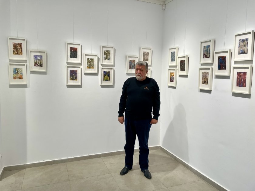 Вежди Рашидов реди акварели в коледна изложба