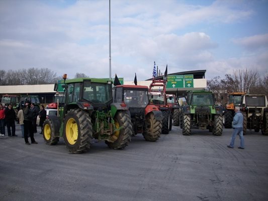 Не се шегуват: Гръцките фермери блокират и пристанище Волос