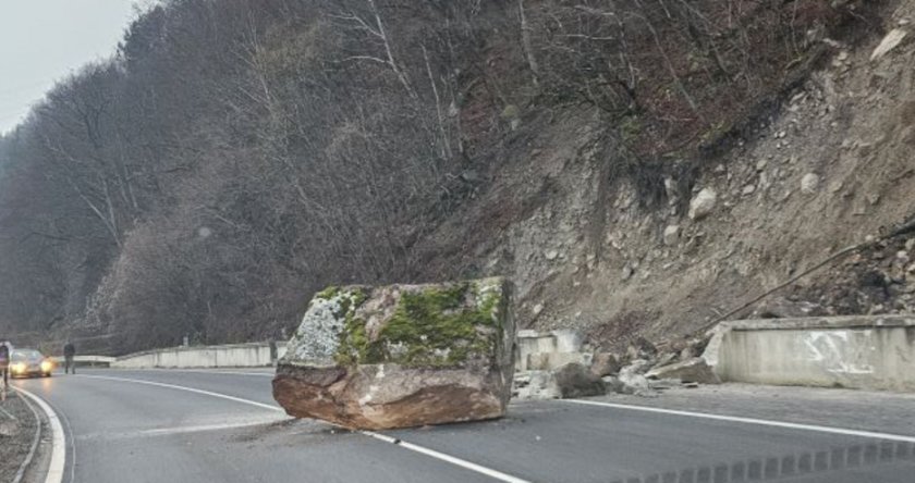 Скалище на пътя спря движението по пътя Банско - Гоце Делчев