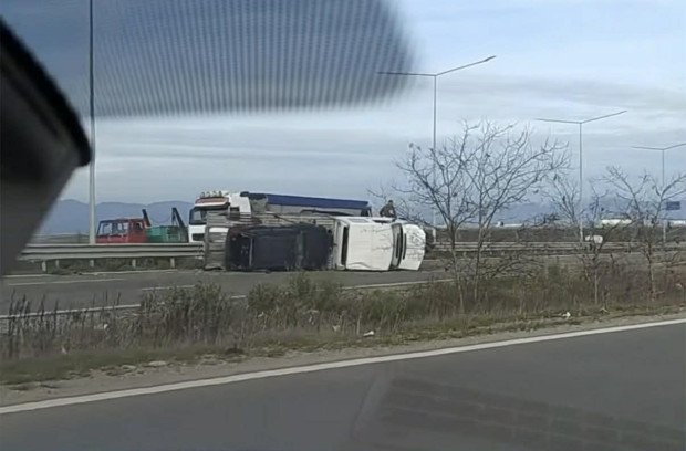 Автовоз се обърна на софийското околовръстно, движението е затруднено