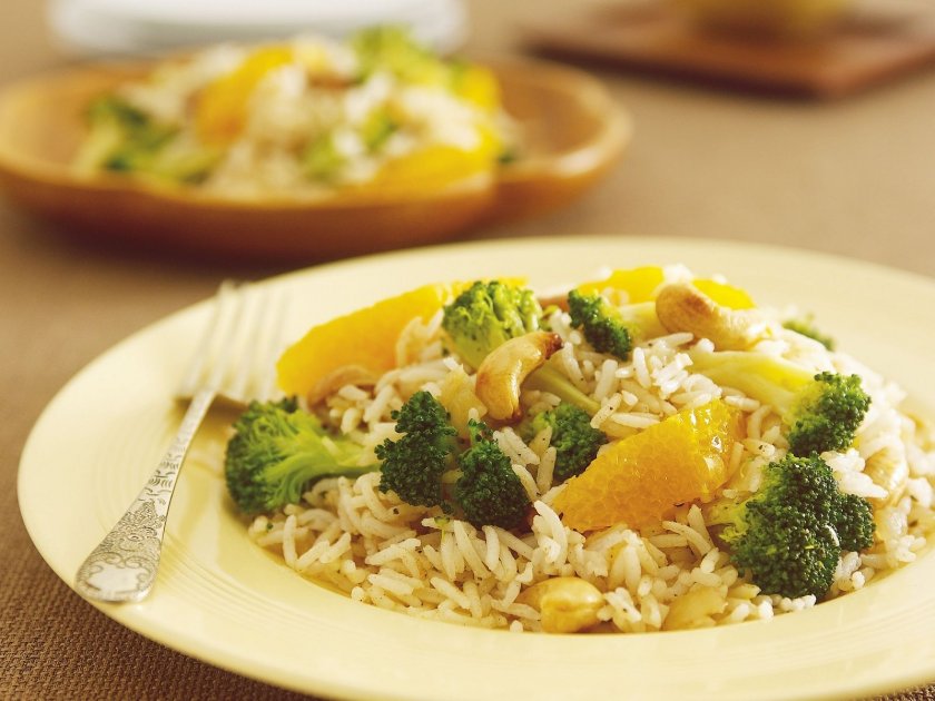 Ориз ориент с броколи, портокал и кашу