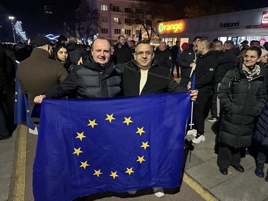 Симпатизанти на ДПС-НН напълниха площада в Стара Загора