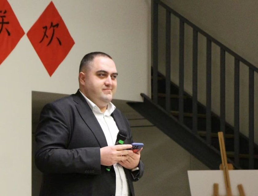 СКАНДАЛНО! Училищен директор арестуван заради скрити камери в тоалетните 