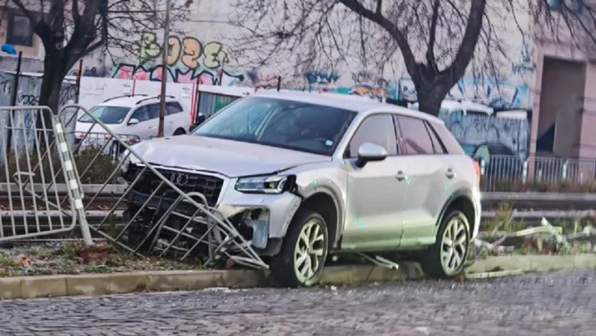 Кола се удари в огражденията на бул. "Цар Борис III" в София