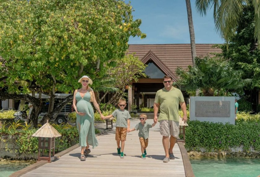 Антония Петрова - Батинкова заголи бременно коремче на Малдивите (СНИМКИ)