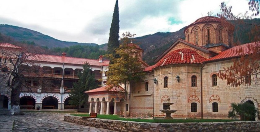 Забъркаха Бачковския манастир в измамна схема с мним лечител