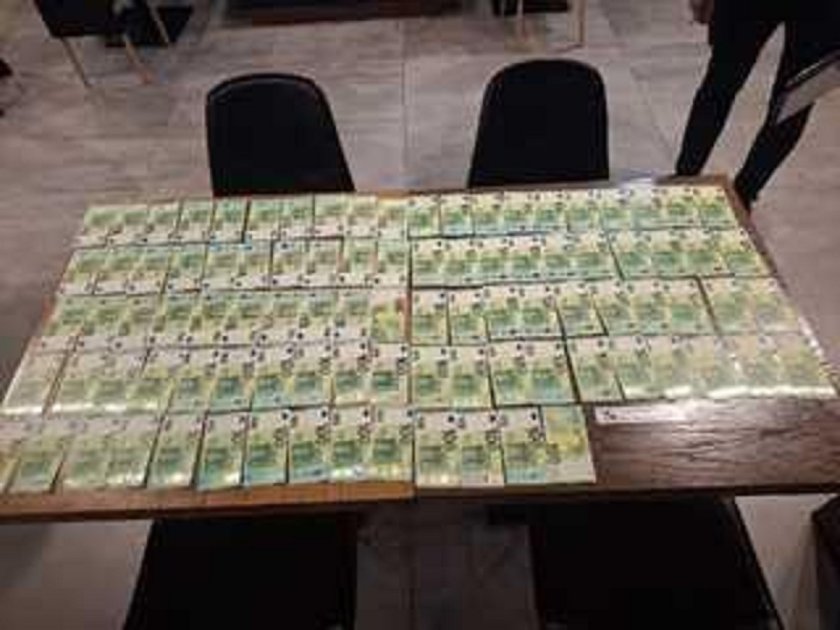 Задържаха трима с 10 хиляди фалшиви евро банкноти в София