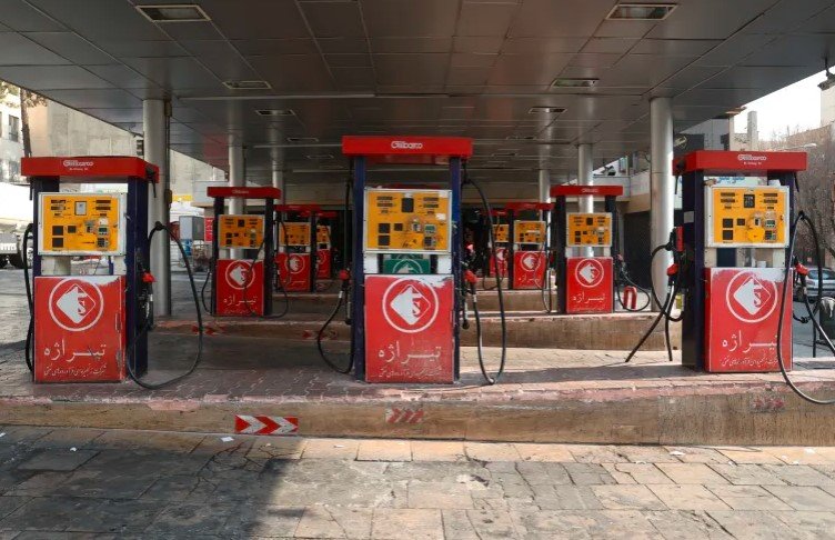 Иран вдигна цените на бензина след 6 години без промяна