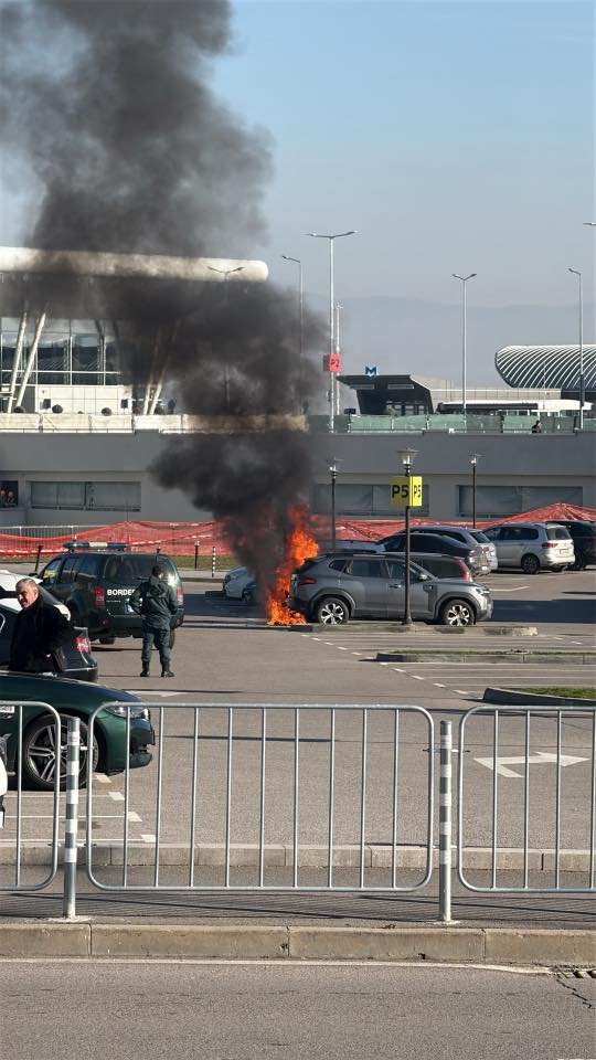 Кола лумна на паркинга на летище София 