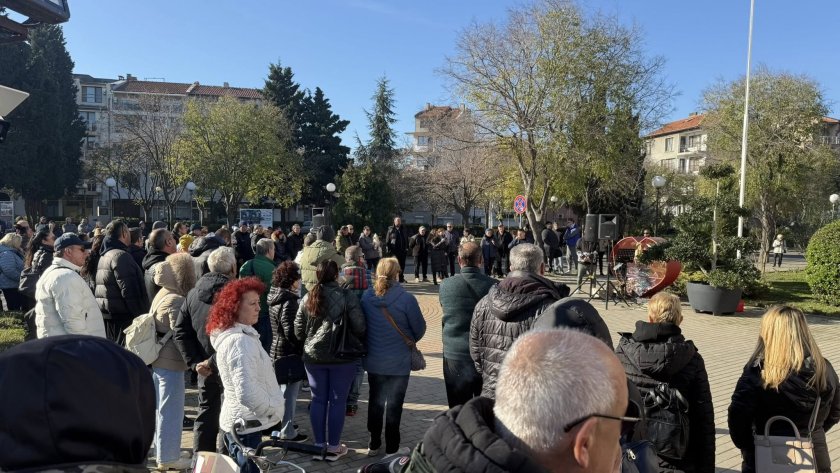 Безумен билборд даде повод на жителите на Поморие отново да