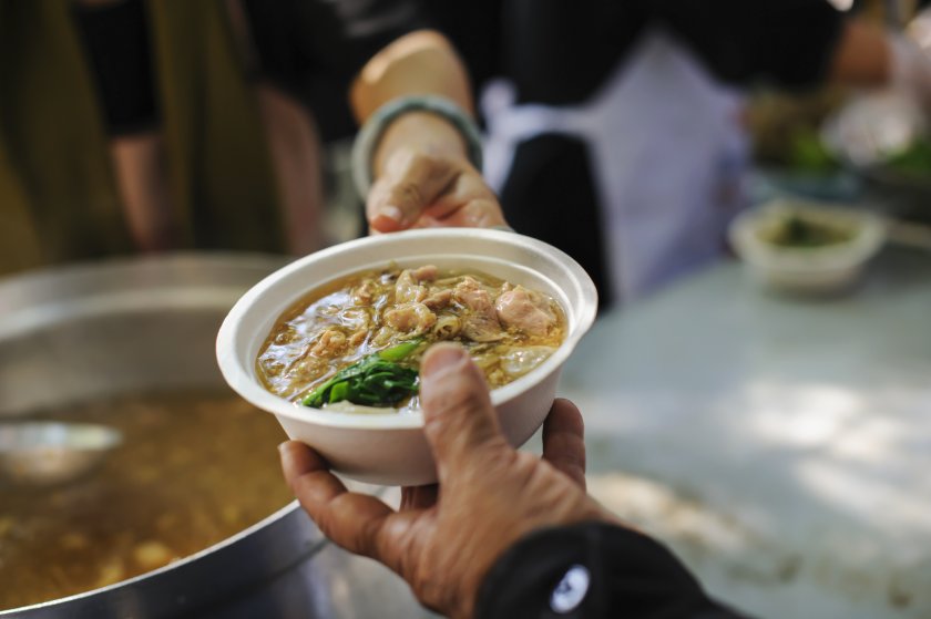 Храна и топли напитки за бедните раздава Столична община от днес 