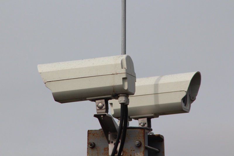 Училищният директор маскирал камерите като датчици 