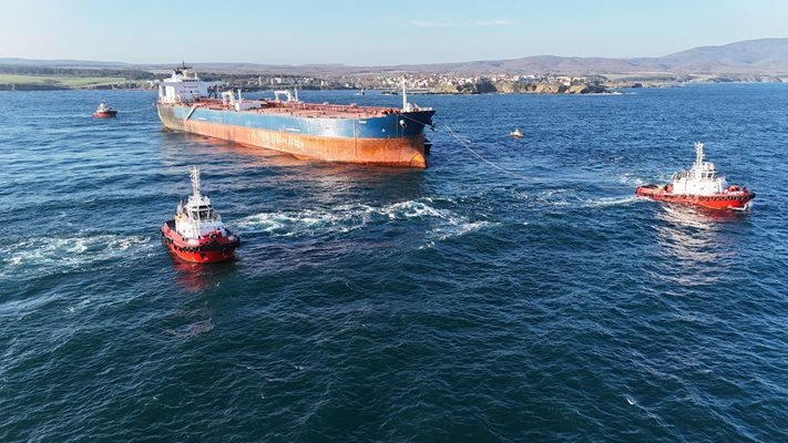 Изтеглиха танкера "Кайрос"
