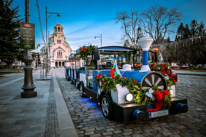Радост за малчуганите: Коледни влакчета возят децата в центъра на София