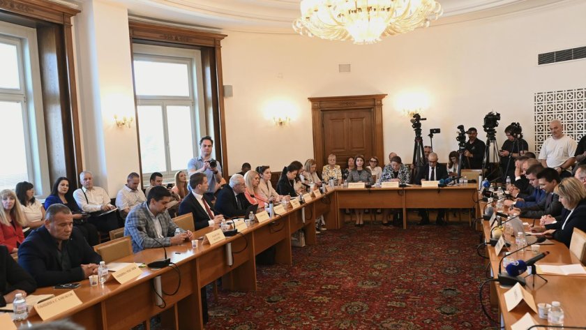 В социалната комисия: Поспориха геройство ли е, ако управляващите отхвърлят удължителния бюджет 