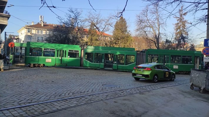 Трамвай дерайлира на площад "Журналист" 