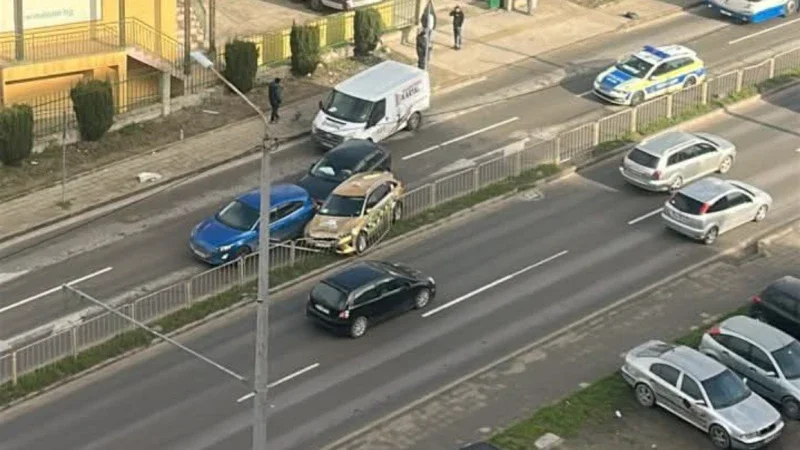 Верижна катастрофа с 4 коли блокира натоварен булевард във Варна