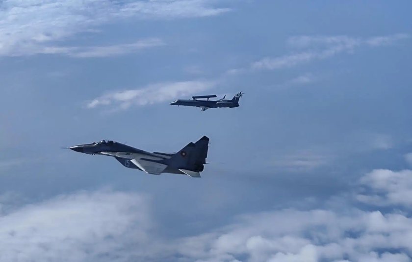 България представя първите осем изтребителя F-16