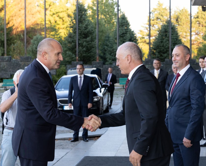 КС допусна делата срещу орязаните правомощия на президента за службите 