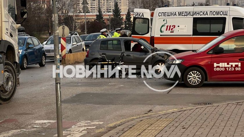 Кола и мотор се удариха на кръстовището пред УНСС (СНИМКИ)