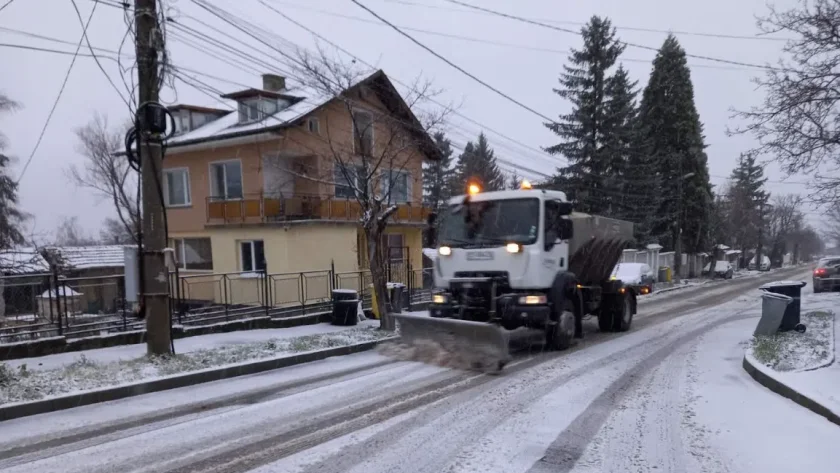 Движението е затруднено, пътищата са заснежени и хлъзгави!