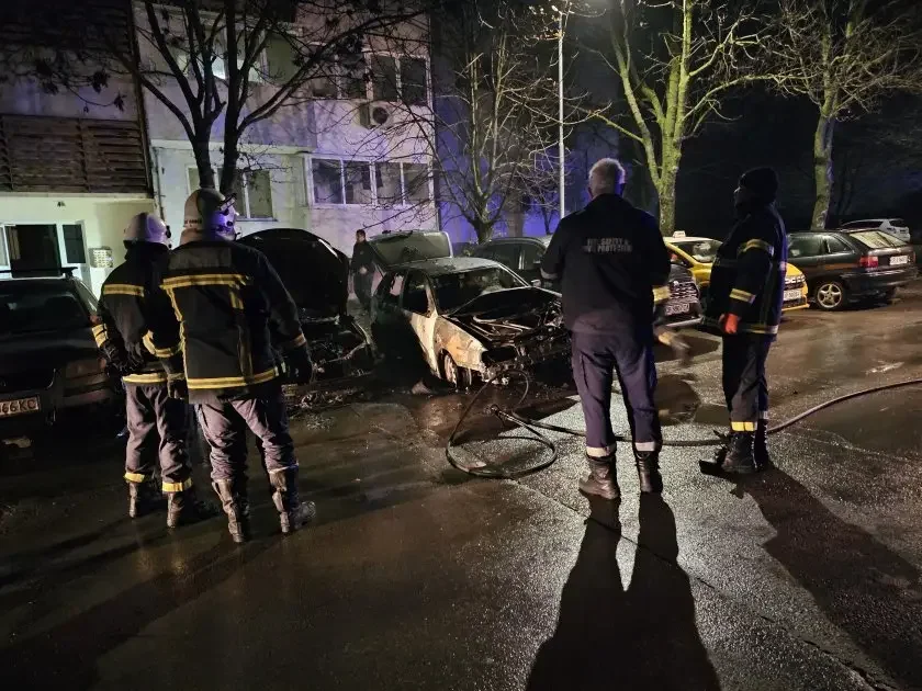 Пожар изпепели две коли в Русе, а още няколко са с щети 