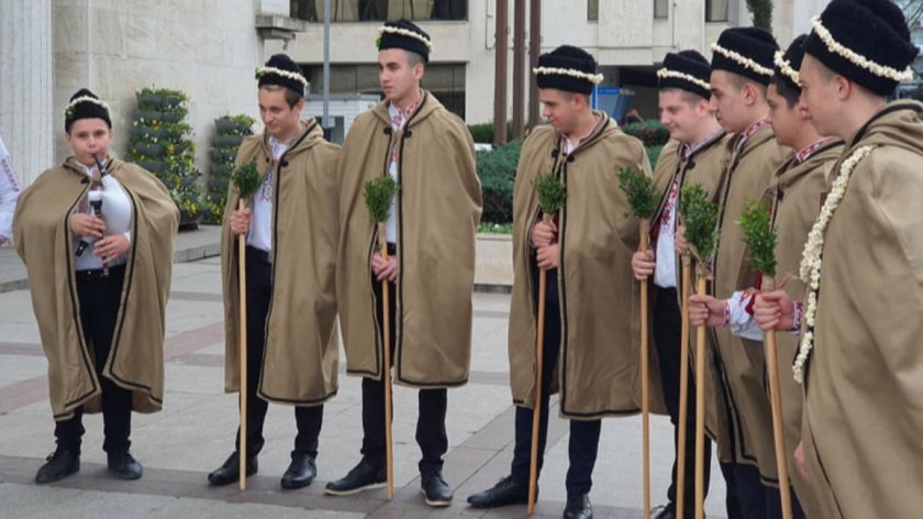 Коледа е, а по традиция от полунощ на Бъдни вечер