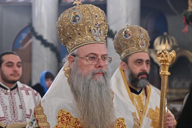 Митрополит Николай раздава постни питки и иконки на Св. Богородица