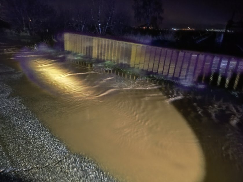 В Гелеменово спряха укрепване на речната дига заради незаконни строежи