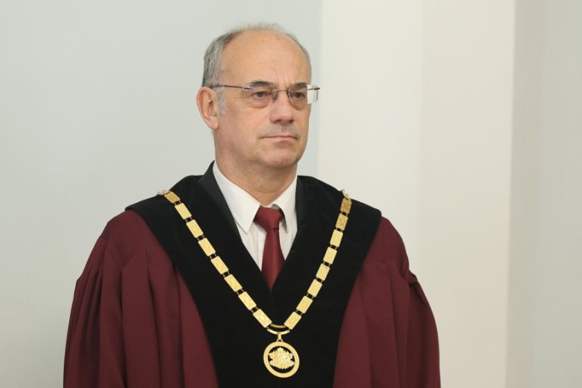 КС образува дело за референдума за еврото