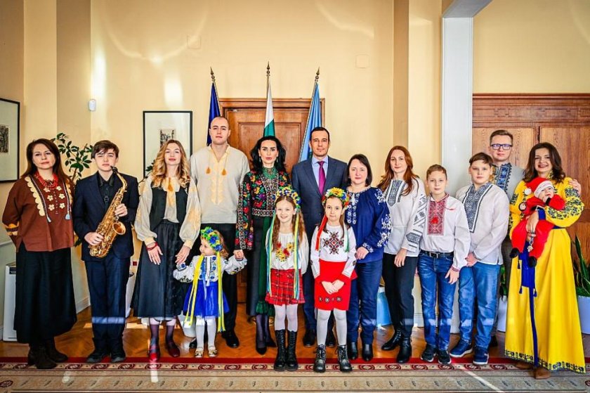 Кметът Васил Терзиев посрещна украински деца коледарчета в Столичната община