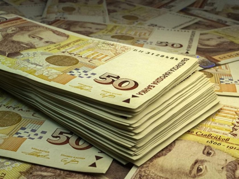 Банков клон пламна след внасяне на пари, посипани с нафталин