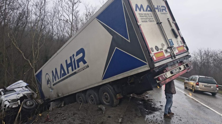 Турският тир, катастрофирал на Прохода на Републиката, е карал над 20 тона мандарини