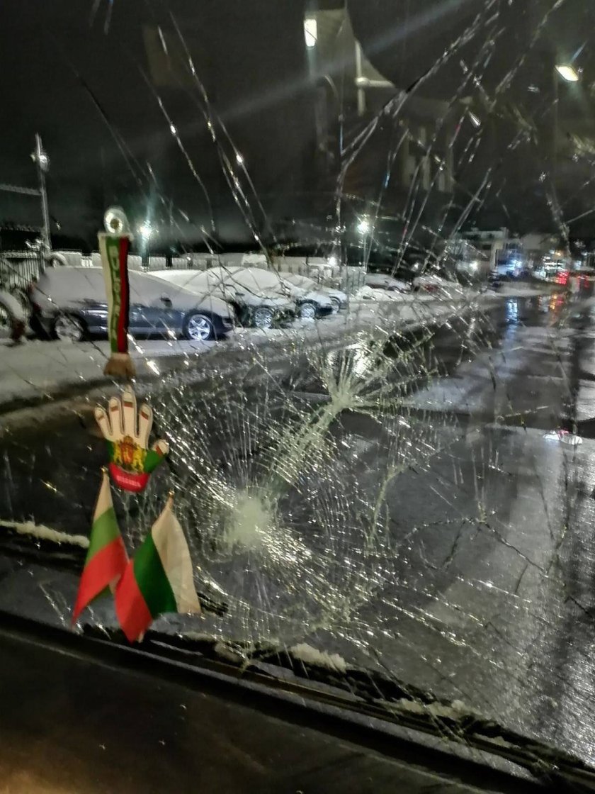 Вандал хвърли дърво по движещ се автобус 