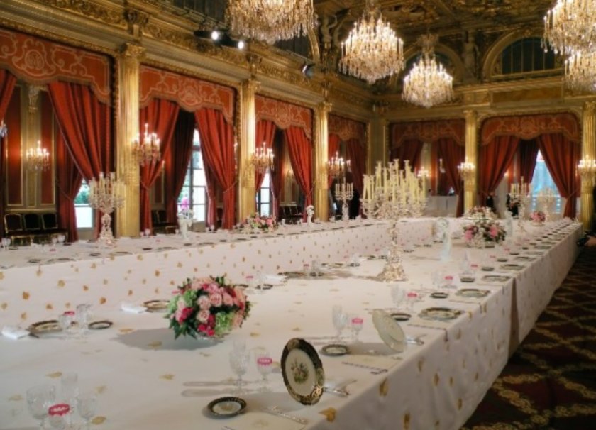 Осъдиха служител, откраднал чаши и лъжички от Елисейския дворец