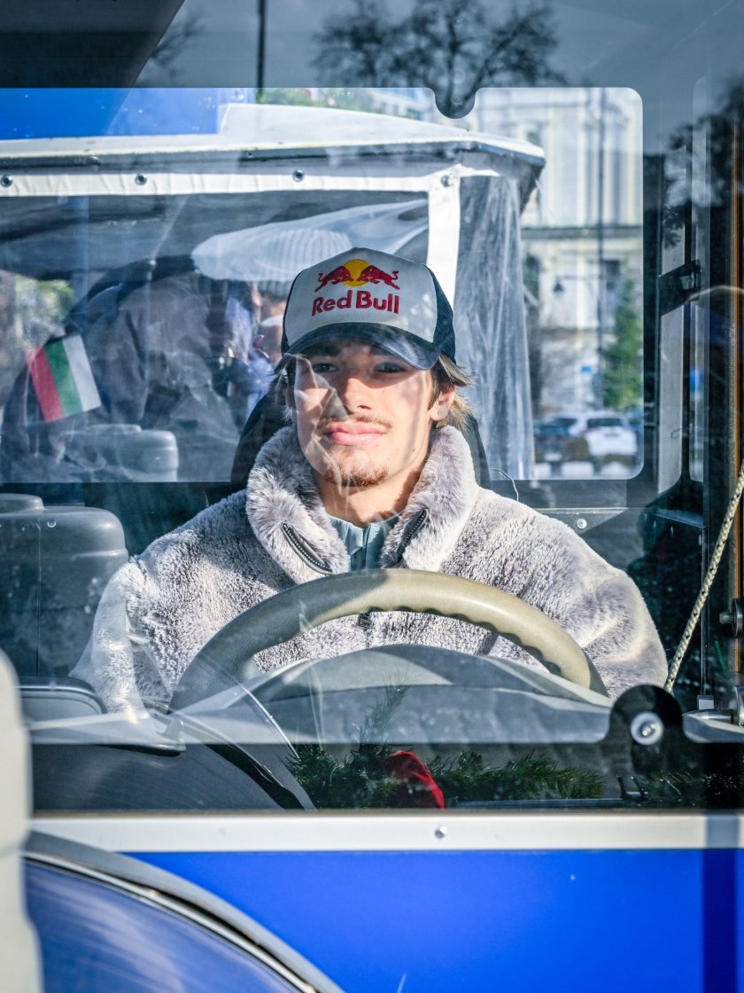 Никола Цолов подкара Коледното влакче на София (СНИМКИ)