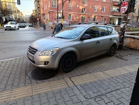Шофьор паркира на тротоара в центъра на София, по чудо не помете пешеходци 
