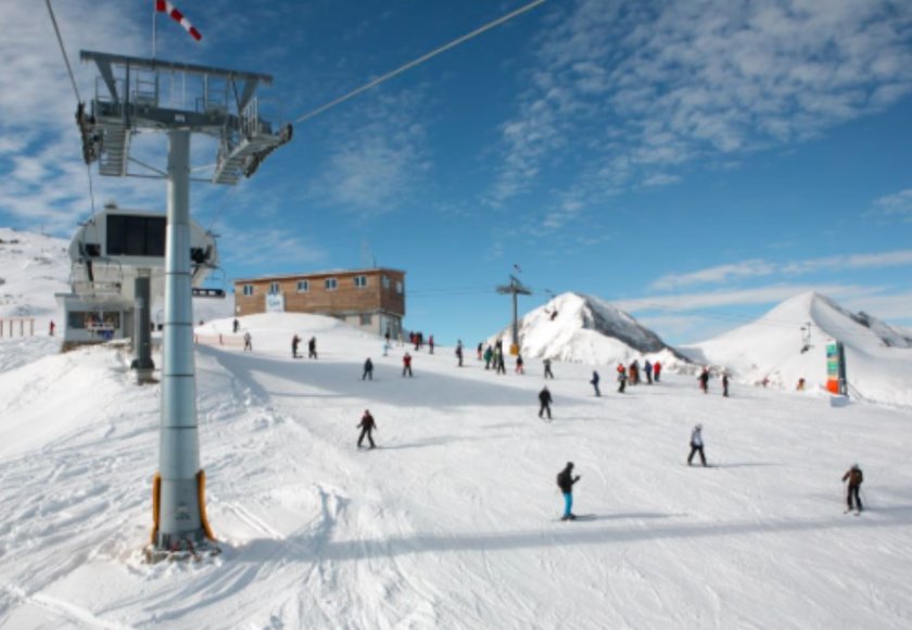 Силният вятър затвори почти всички писти в ски зоната над Банско