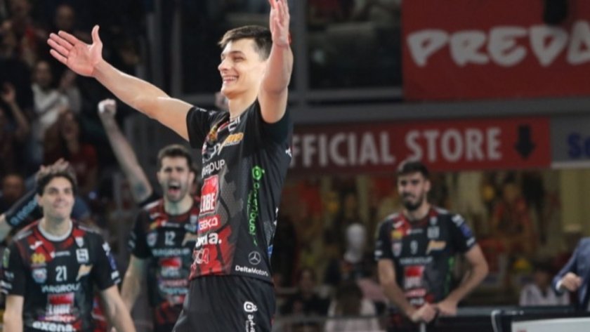 Алекс Николов с 15 точки, Лубе бие