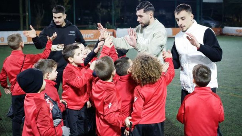 Футболисти на ЦСКА зарадваха с подаръци малчугани