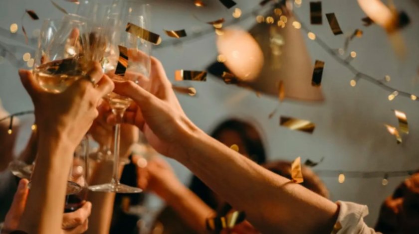 Най-странните традиции в новогодишната нощ: В Колумбия обикалят с празни куфари