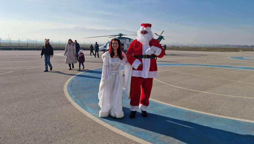 Дядо Коледа и Снежанка кацнаха с хеликоптер в София