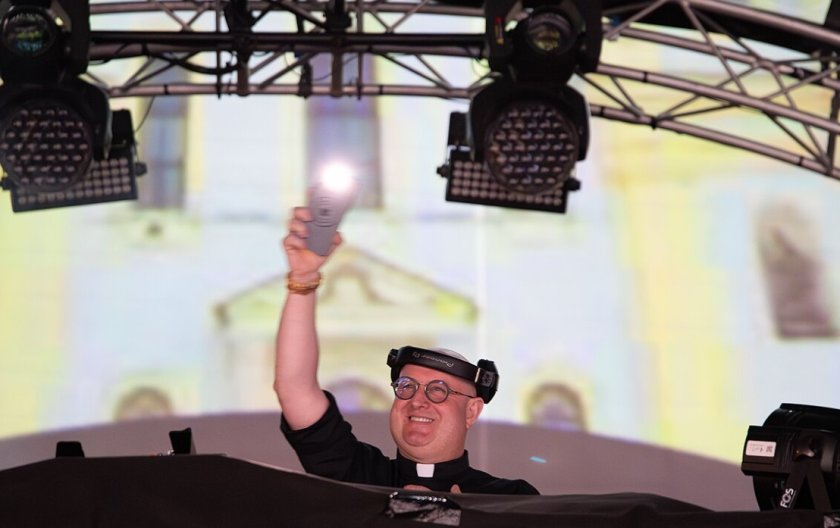 Католически свещеник пренася послания като диджей в Мексико