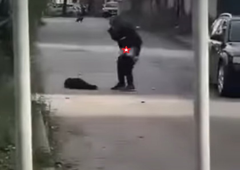 АМАН ОТ ИЗВРАТЕНЯЦИ: Мъж си го гали насред улицата във Враца (ВИДЕО)