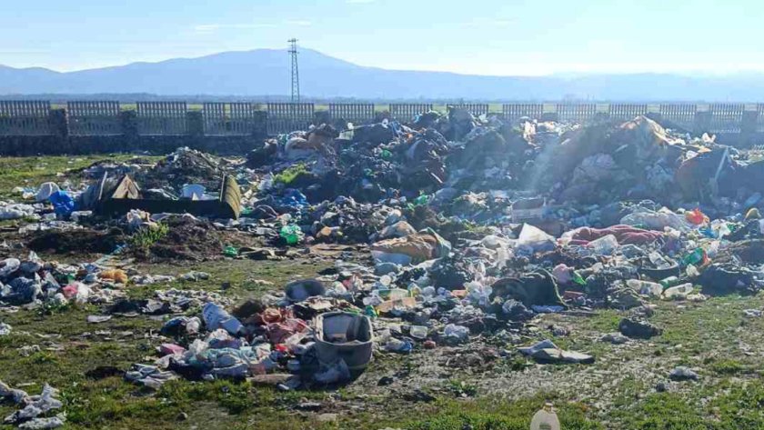 Почистиха тонове боклуци от квартал "Свобода" в Мъглиж