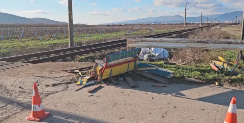 Водачът на каруцата, блъсната от влак: Умряха жена ми и малката ми дъщеричка