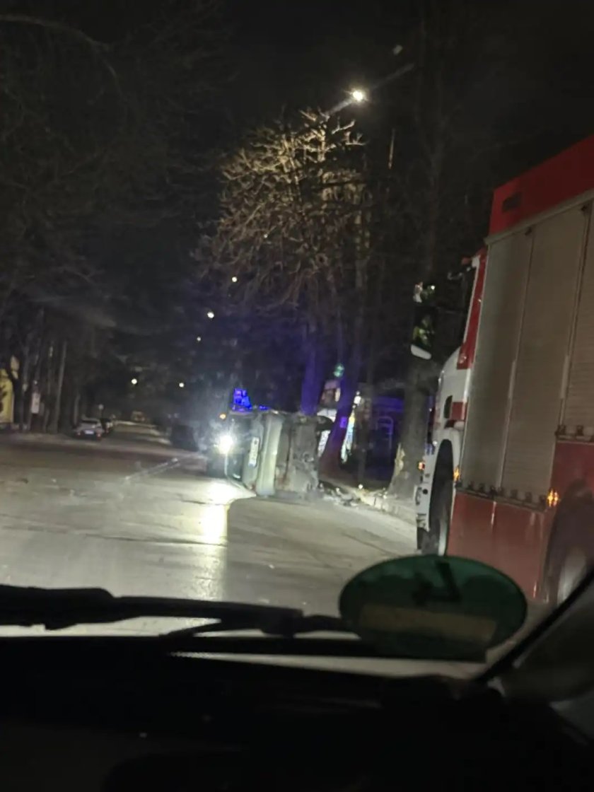 Кола се обърна в столичния квартал "Надежда" 
